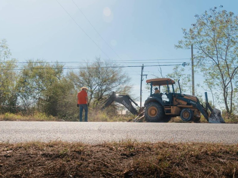 El Lic. Roberto Lee, Coordinador Estatal de Movimiento Ciudadano en Tamaulipas, realizó una visita el pasado 07 de febrero al ejido Santa Adelaida, donde encabezó acciones de apoyo comunitario mediante trabajos de desmonte en el área circundante a la telesecundaria “Artículo 3 Constitucional”.