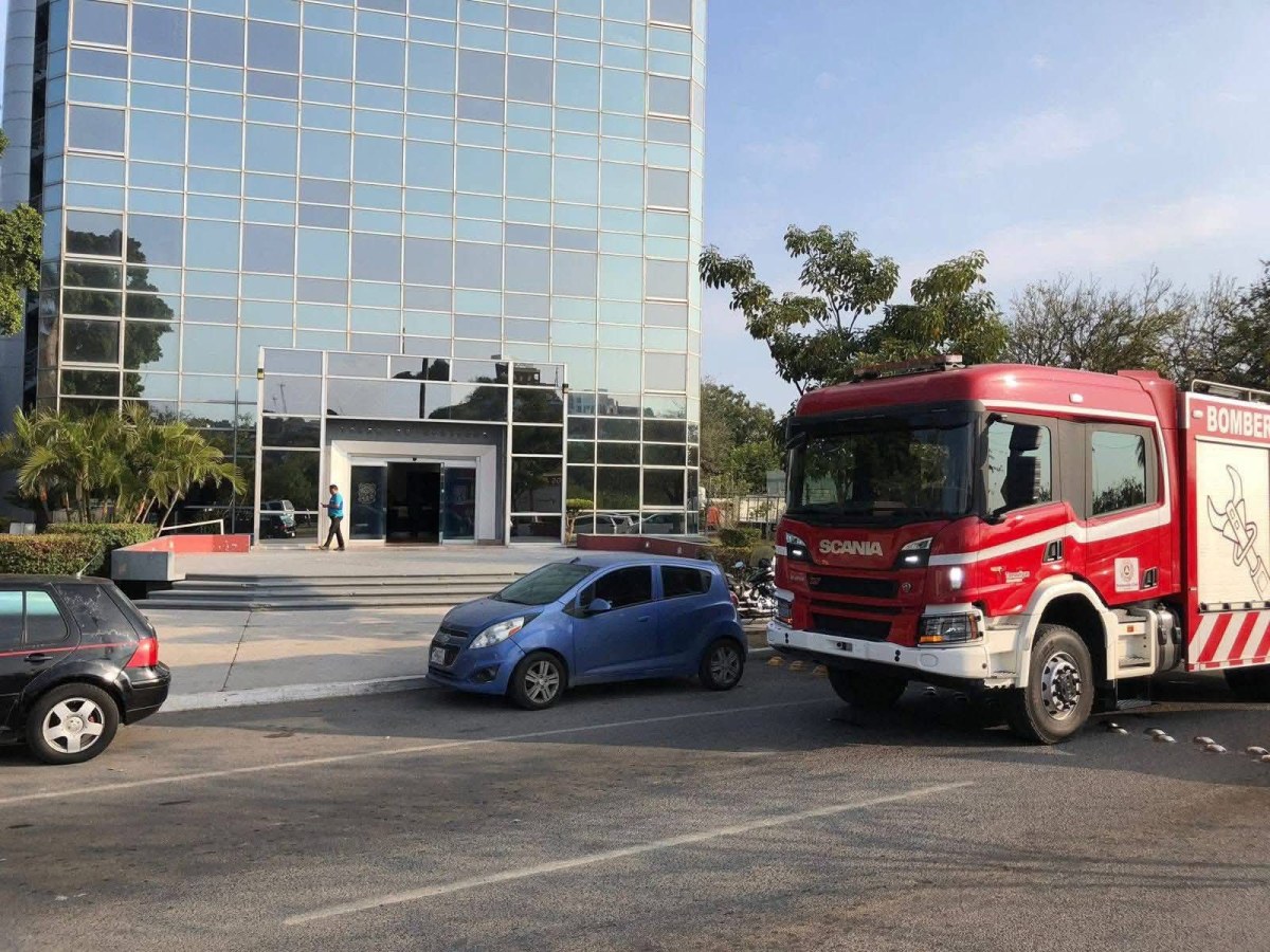 🚨ENTRAN EN PÁNICO 🚨gente atrapada en el elevador del piso 5 de la Torre de Gobierno en #CiudadVictoria #Tamaulipas 🛗 emergencias atiende el&nbsp;reporte