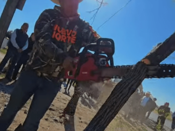 Nos fuimos el sábado al Ejido La Gloria  para limpiar el área de la entrada del ejido, ya que la falta de visibilidad por los arbustos representaba un gran&nbsp;riesgo.