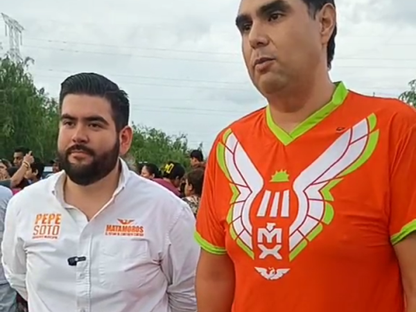 Roberto Lee dirigente estatal de Movimiento ciudadano y Pepe Soto festejan a las Niñas y Niños Matamorenses en el área verde de la colonia Nueva&nbsp;Jerusalén.
