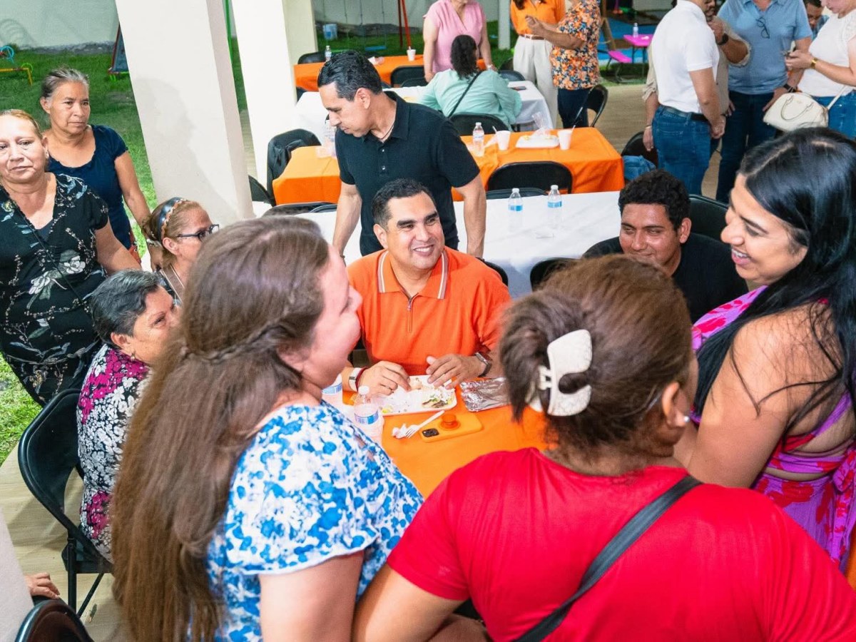Convive Roberto Lee dirigente estatal de Movimiento ciudadano con vecinos de la colonia San&nbsp;Ángel