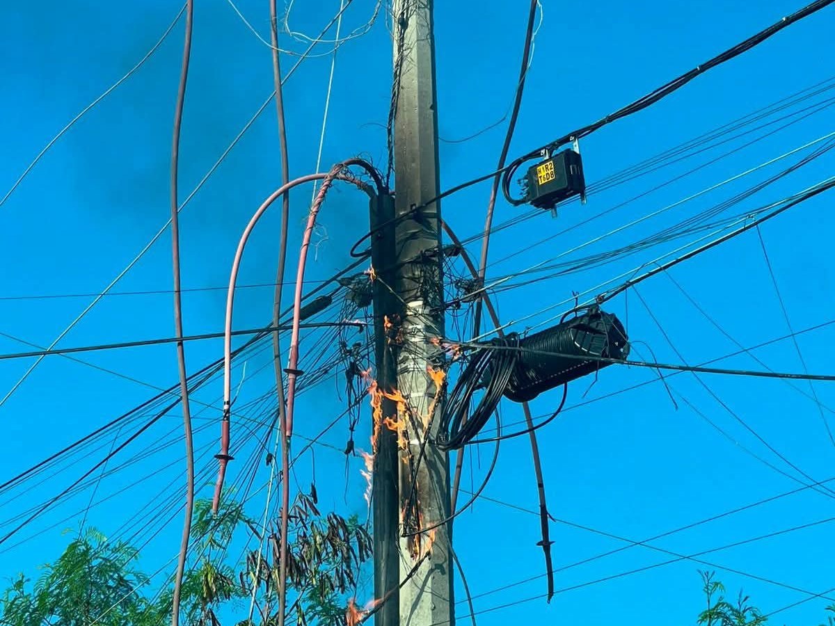 Residentes de Acuario 2001 y Jardines de San Roberto reportan incendio de un poste con cables de alta&nbsp;tensión