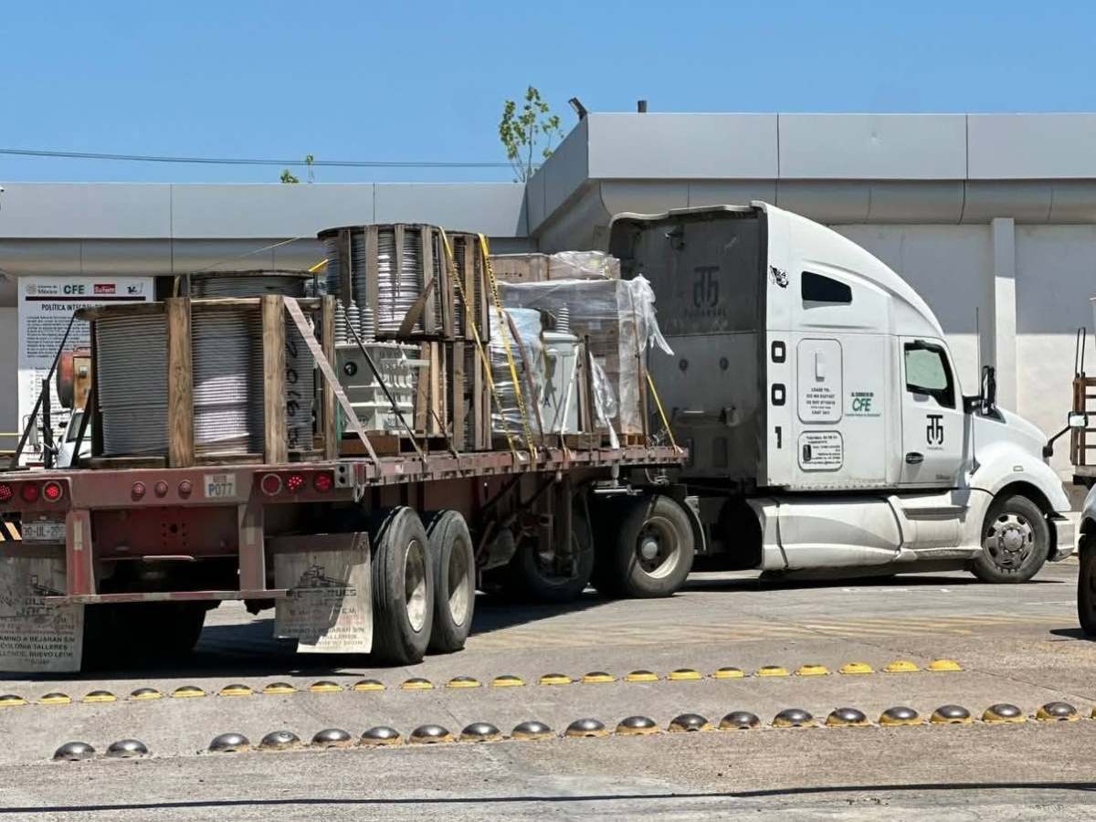 GRACIAS A LAS GESTIONES DEL ALCALDE BETO GRANADOS, LLEGAN CAMIONES DE CFE CON MATERIAL PARA REFORZAR LA RED ELÉCTRICA EN&nbsp;MATAMOROS