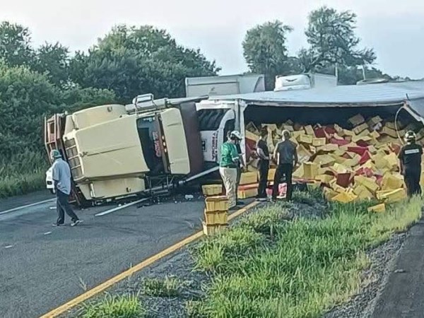 🚨#POLICÍACA🚨 VUELCA TRÁILER CARGADO CON CAJAS DE POLLOS🐥 ¡Se hace&nbsp;rapiña!