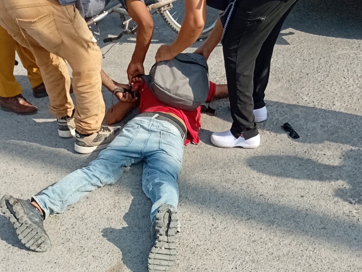 🚨📸 Joven ciclista sufre caída y convulsiona frente a Soriana Lauro Villar&nbsp;🚑