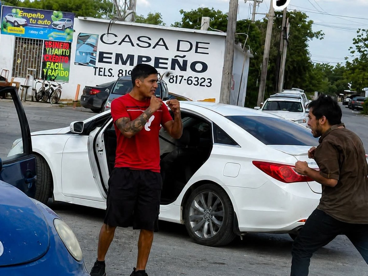 🚨 Un padre de familia solo intentó defender a los suyos. Viajaba junto a su esposa y su bebé de apenas unos meses cuando, presuntamente, los ocupantes de un automóvil blanco comenzaron a agredirlos&nbsp;verbalmente.