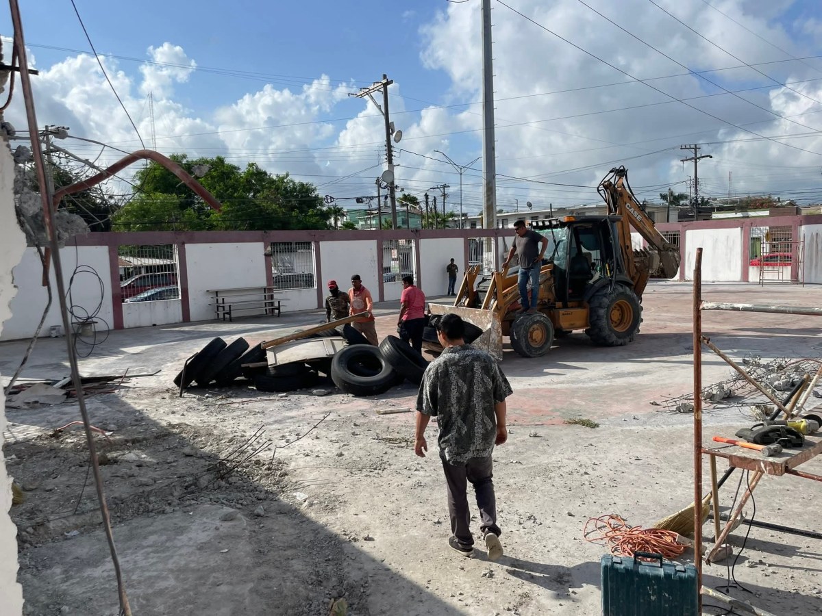 Nivelan y resanan piso para instalar pasto sintético para la cancha el Centro Deportivo Eduardo&nbsp;Chávez’